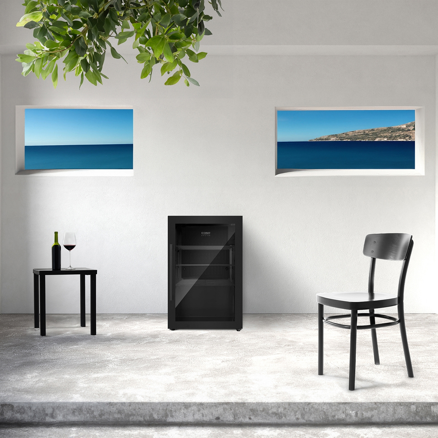 Weinkühler, Stuhl, Tisch, Fenster mit Meerblick, grüne Blätter, minimalistisch