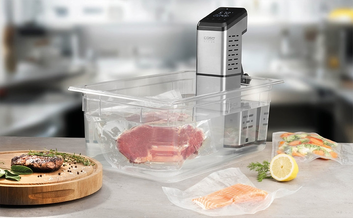 Sous-Vide-Gerät mit Fleisch und Gemüse, bereit zum Kochen.