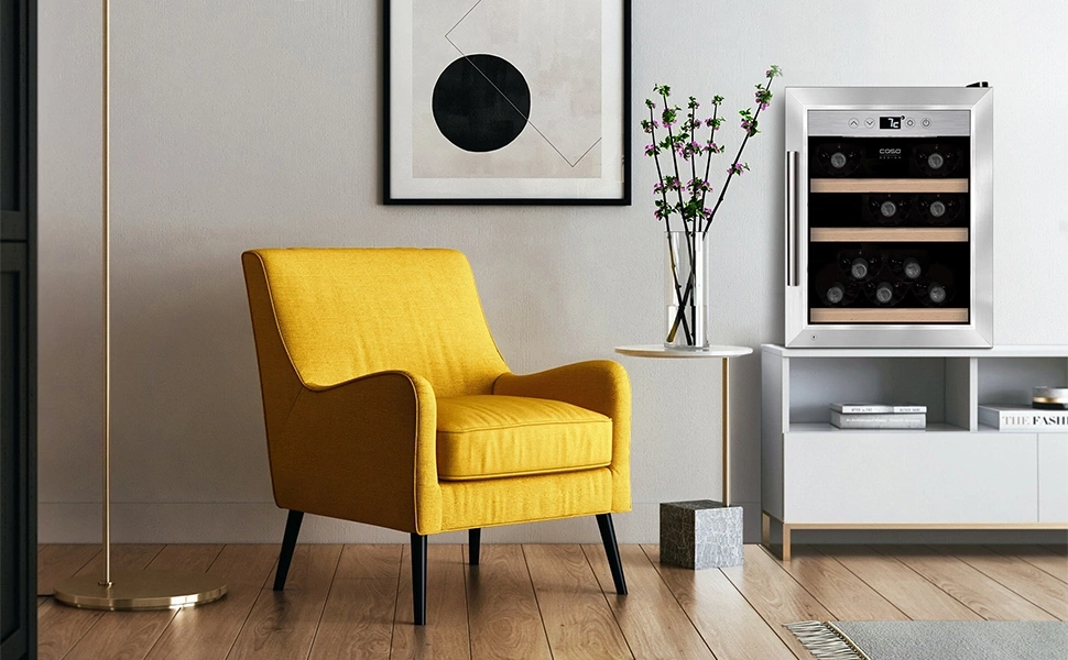 Gelber Sessel, Weinkühler, Kunstwerk, Vase, Beistelltisch, Holzboden, Wohnzimmer