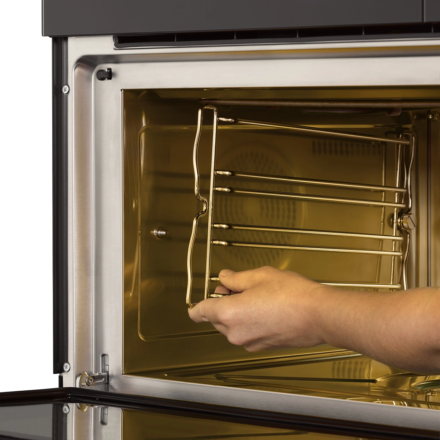 Ofen mit Rost, Hand hält Rost, Innenraum, goldenes Licht, Edelstahl