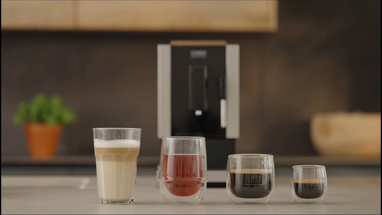 Kaffeemaschine mit verschiedenen Getränken in Gläsern auf einer Theke