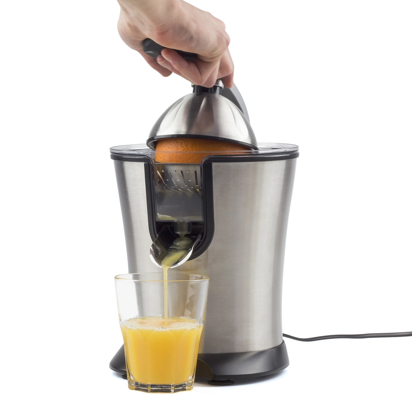 Eine Person presst eine Orange mit einer elektrischen Saftpresse in ein Glas.