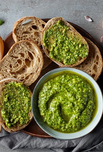 Pesto mit Brot auf einem Holzbrett, Nahaufnahme, lecker
