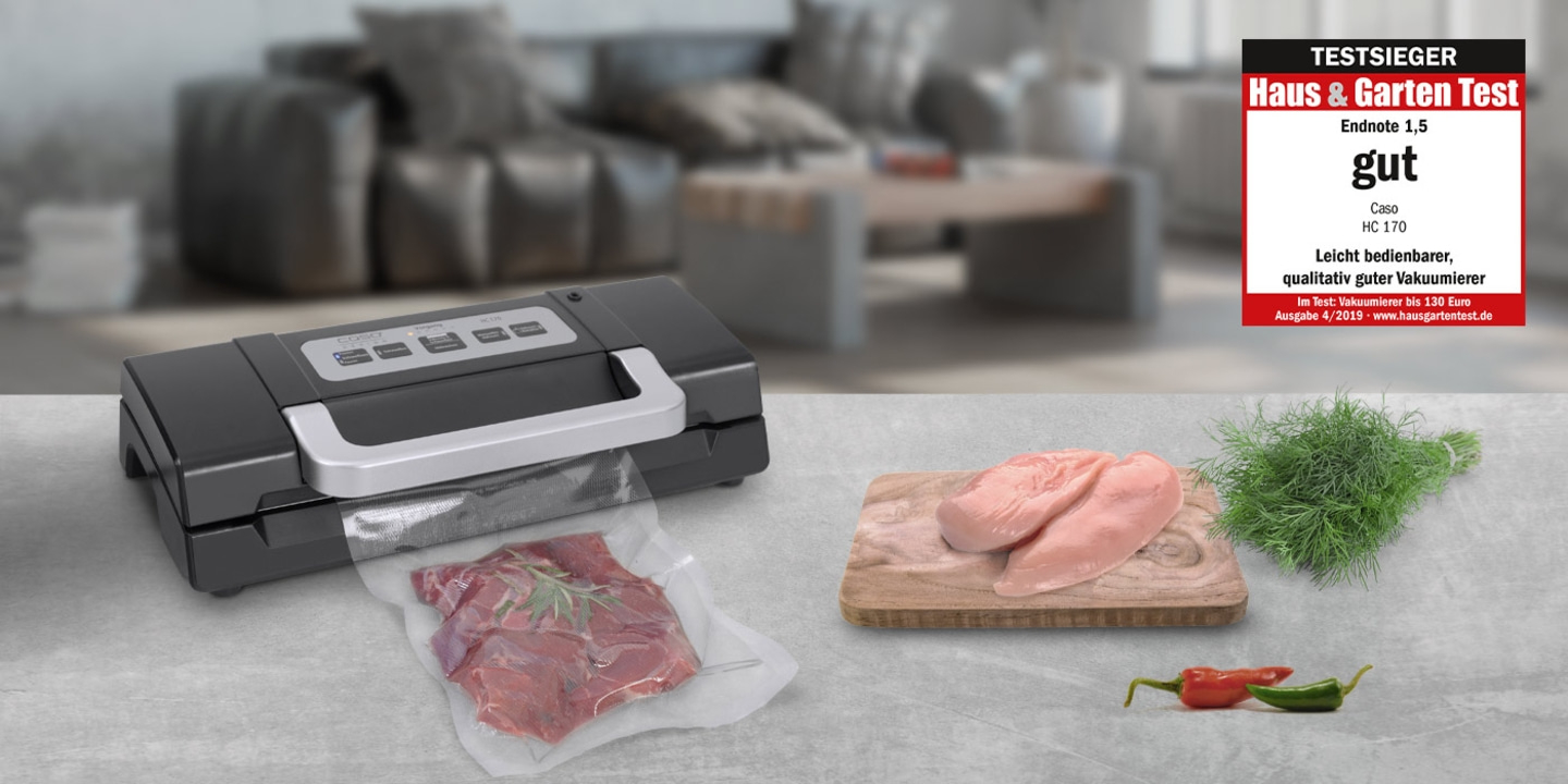 Vakuumierer mit Fleisch, Hühnchen, Kräutern und Paprika auf einem Tisch. Haus & Garten Test.