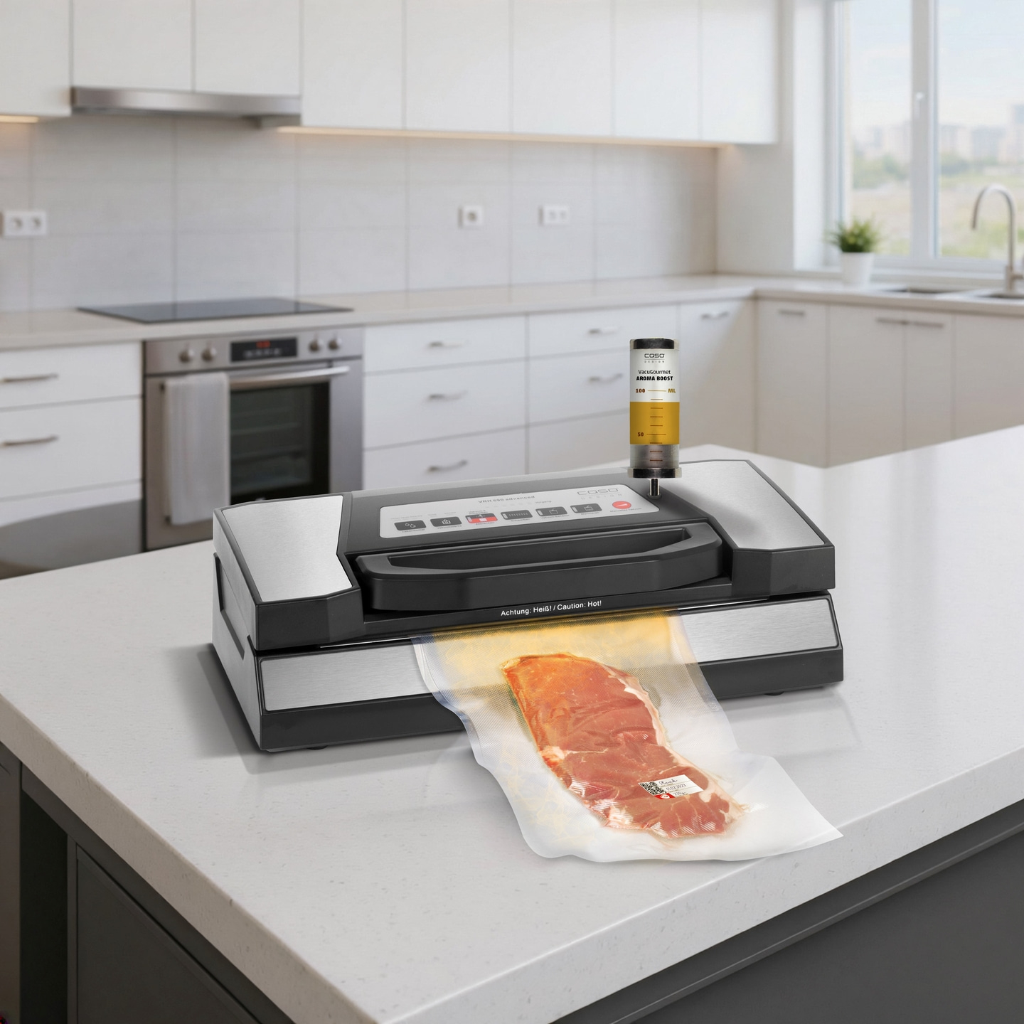 Ein Vakuumiergerät versiegelt Fleisch in einem Beutel auf einer Küchenarbeitsplatte.