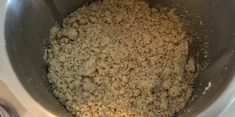 Gemahlene Mandeln in einer Schüssel, bereit für die Zubereitung eines Rezepts.