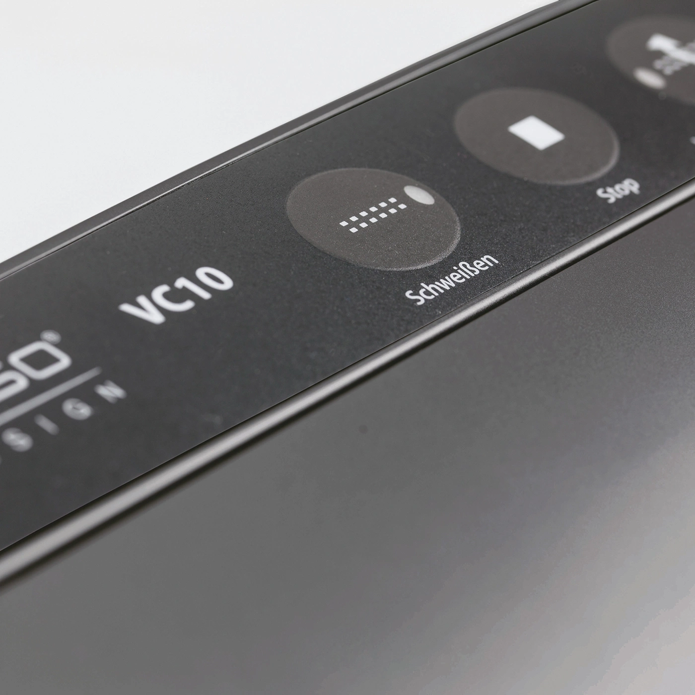 Close-up of black device with buttons and the labels VC10 and Schweißen