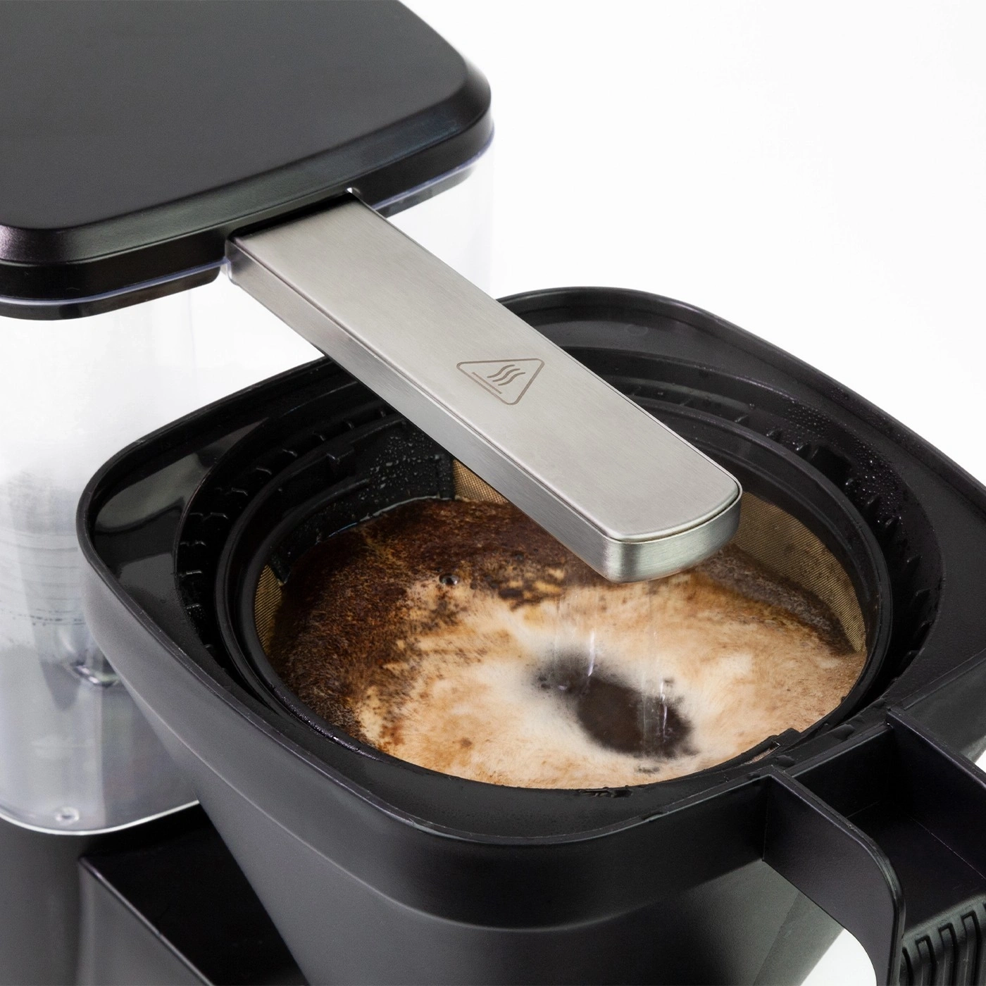 Kaffeemaschine, die Kaffee zubereitet, mit heißem Wasser, das durch den Filter fließt.