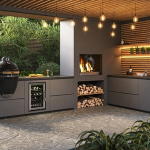 Moderne Outdoor-Küche mit Grill, Kamin und Wein-Kühlschrank, gemütlich