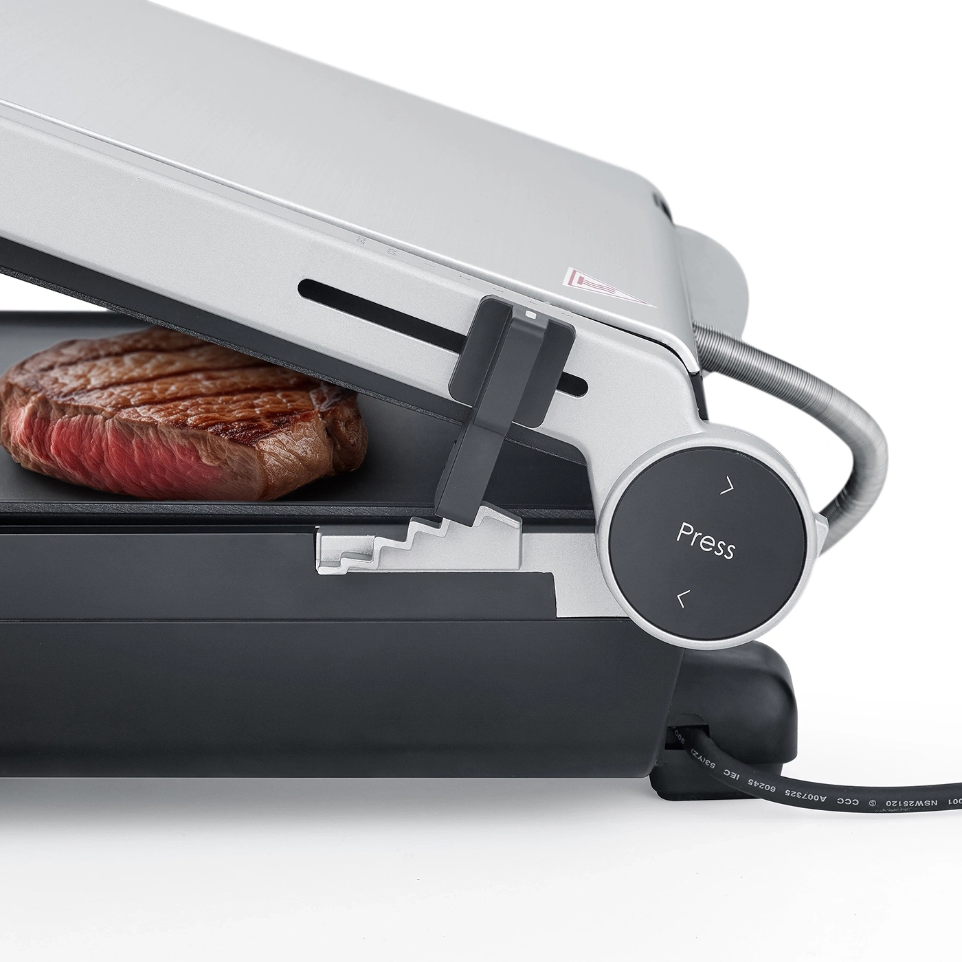 Grill mit Steak, geschlossen, bereit zum Kochen, Nahaufnahme, Detailaufnahme
